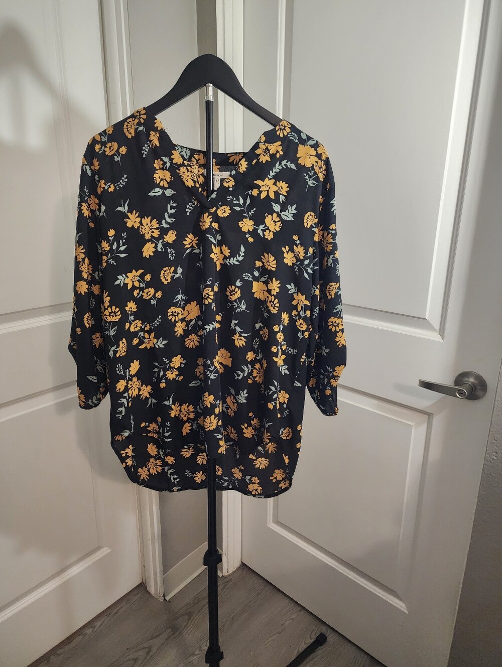 NWT Maurices Floral 3/4 Sleeve V-Neck Blouse Size L